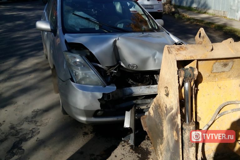 В Твери иномарка после столкновения с такси влетела в экскаватор