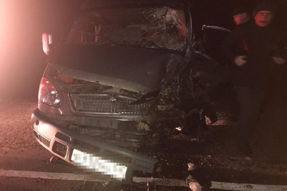 В Тверской области автомобиль выехал на встречную полосу и столкнулся с микроавтобусом