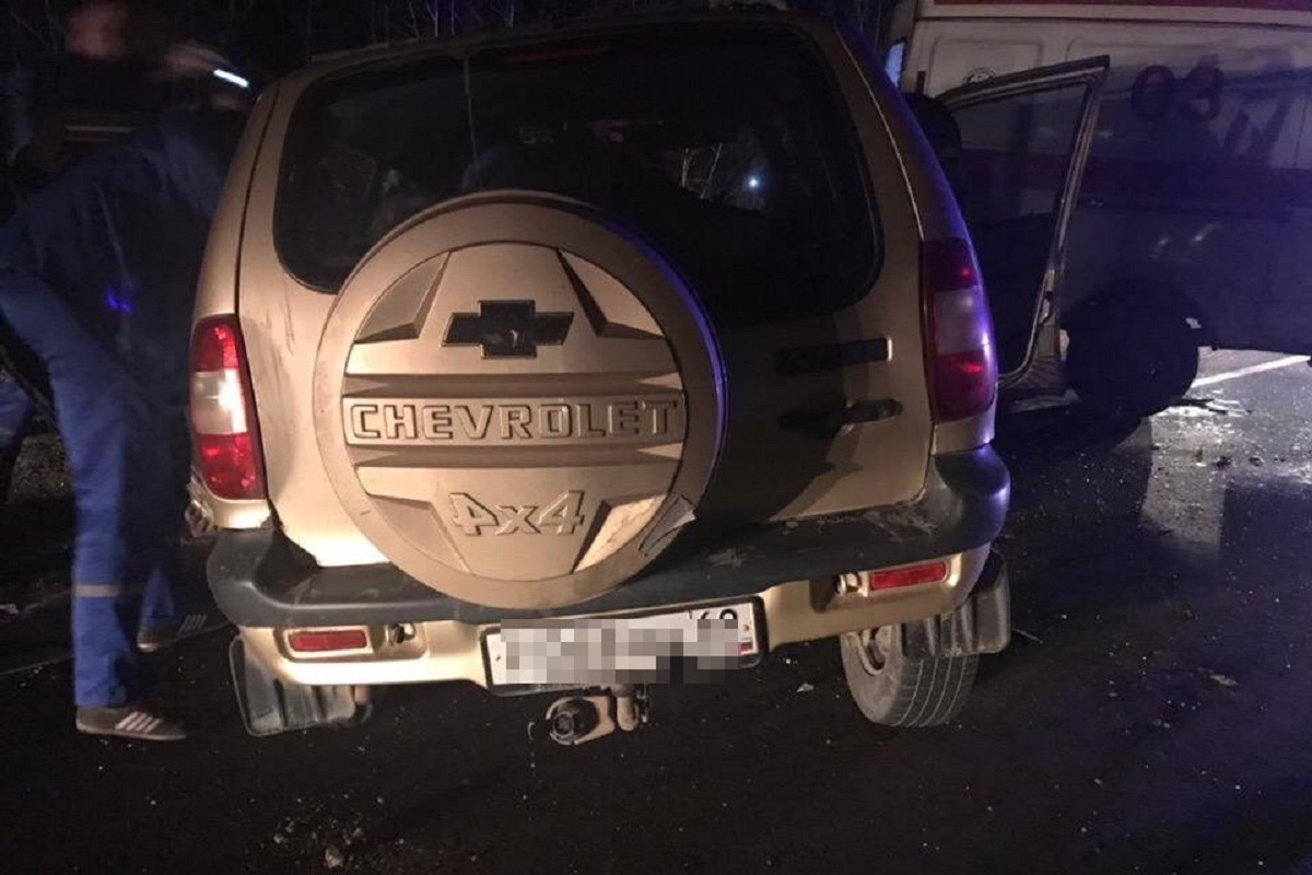 В Тверской области автомобиль выехал на встречную полосу и столкнулся с микроавтобусом