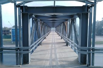В Городне появился надземный пешеходный переход