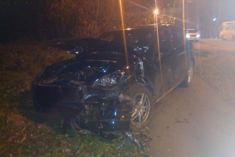 В Твери УАЗ не пропустил иномарку и врезался в нее