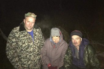 В Тверской области спасатели и волонтеры вывели из леса заблудившихся охотников за ягодами