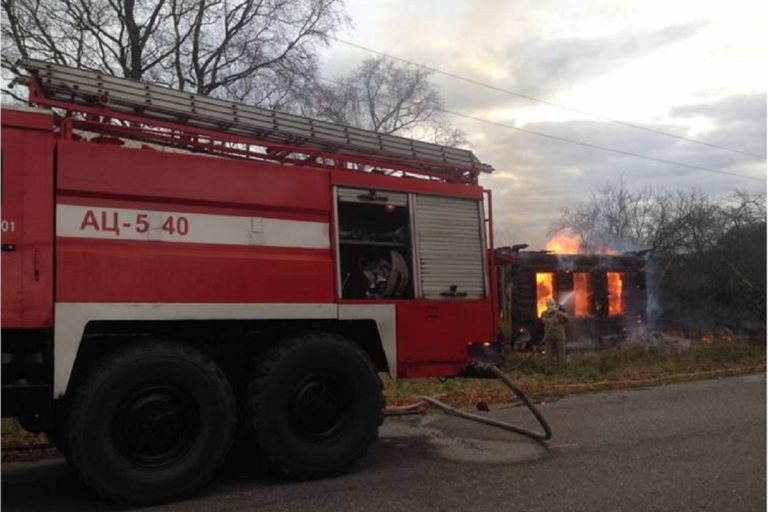 В Тверской области утром сгорела дача