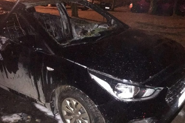 В Торжке сгорел припаркованный автомобиль