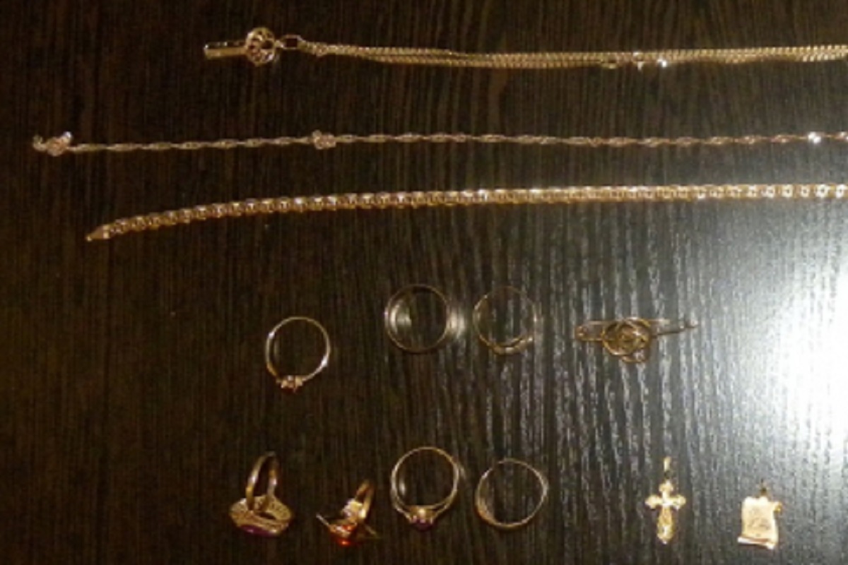 Житель Тверской области лишился денег и украшений на четверть миллиона рублей