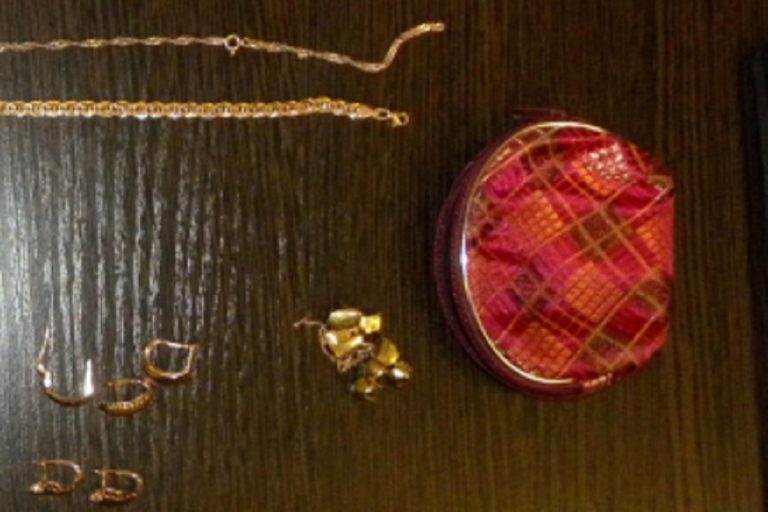 Житель Тверской области лишился денег и украшений на четверть миллиона рублей