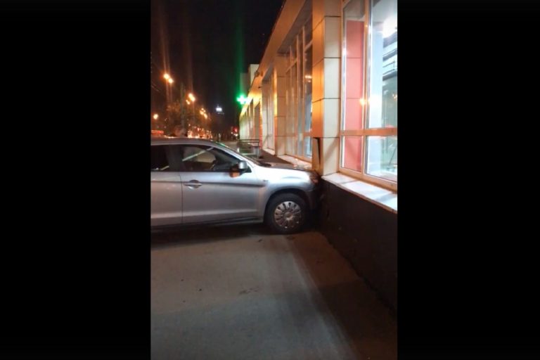 В Твери иномарка врезалась в торговый центр