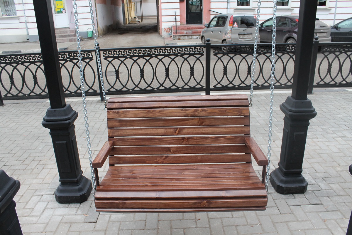 Жители Твери могут покататься на винтажных качелях на бульваре Радищева