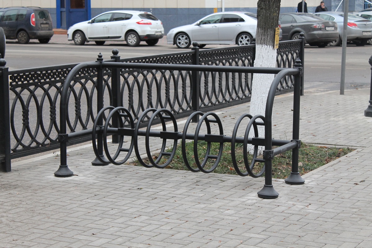 Жители Твери могут покататься на винтажных качелях на бульваре Радищева