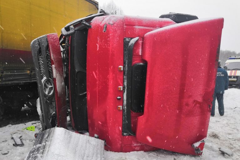 Две многотонные фуры столкнулись на трассе М-10 в Тверской области