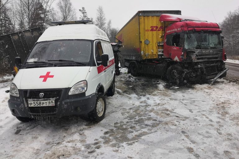 Две многотонные фуры столкнулись на трассе М-10 в Тверской области