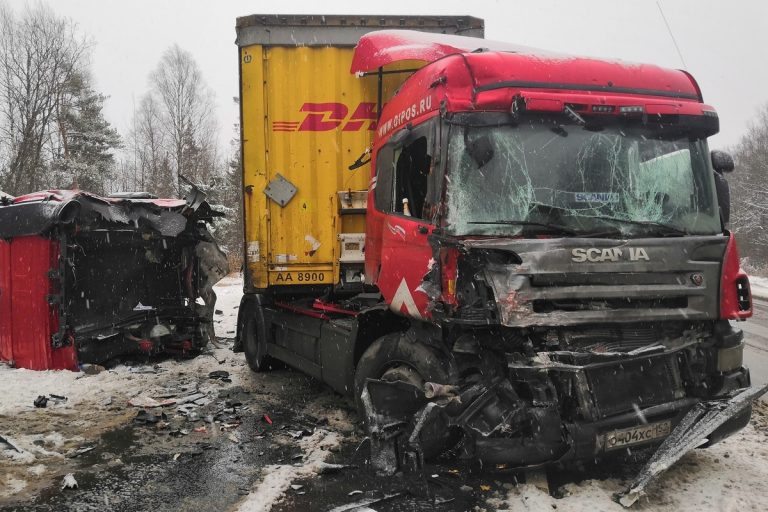 Две многотонные фуры столкнулись на трассе М-10 в Тверской области