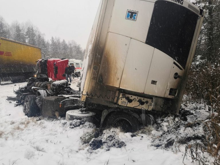 Две многотонные фуры столкнулись на трассе М-10 в Тверской области