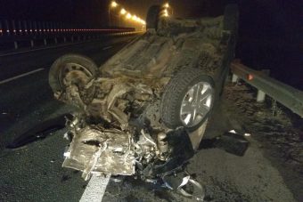На М-10 в Тверской области перевернулась легковушка