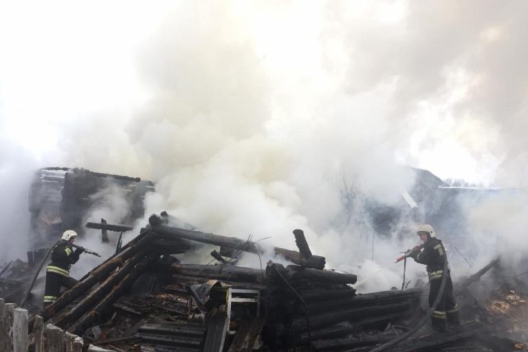 В горящем доме под Тверью погибли два человека