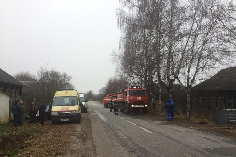 В горящем доме под Тверью погибли два человека