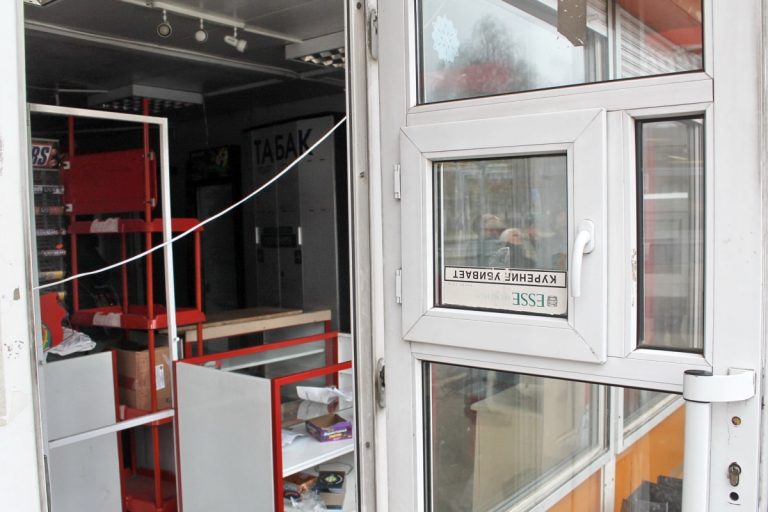 На улице Орджоникидзе в Твери снесли цветочный киоск