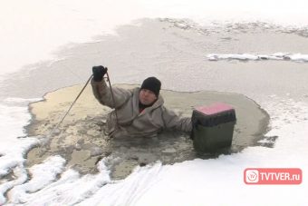 У пирса Речного вокзала в Твери спасали "тонущего" человека