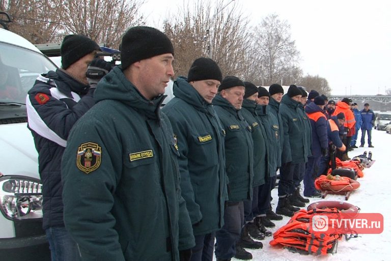 У пирса Речного вокзала в Твери спасали "тонущего" человека