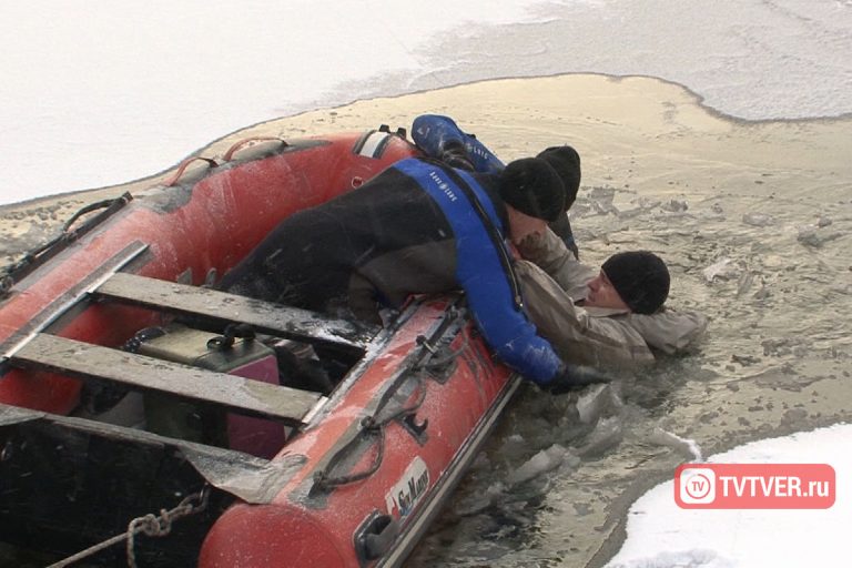 У пирса Речного вокзала в Твери спасали "тонущего" человека