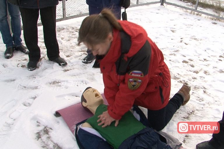 У пирса Речного вокзала в Твери спасали "тонущего" человека