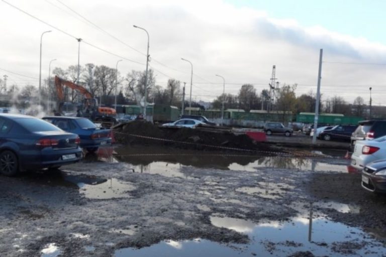 На Привокзальной площади в Твери автомобилисты паркуются в ямах и лужах