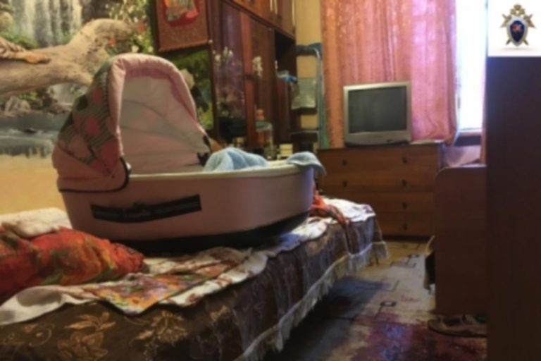 мать задушила дочь