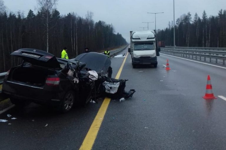 Невнимательный водитель спровоцировал ДТП на М-11 в Тверской области