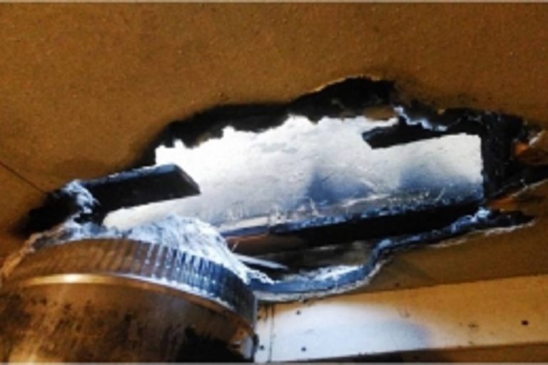 В Торжке от раскаленного котла загорелась баня