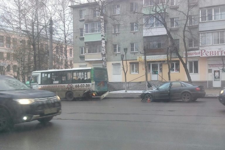 Одурманенный водитель иномарки в Твери протаранил маршрутку