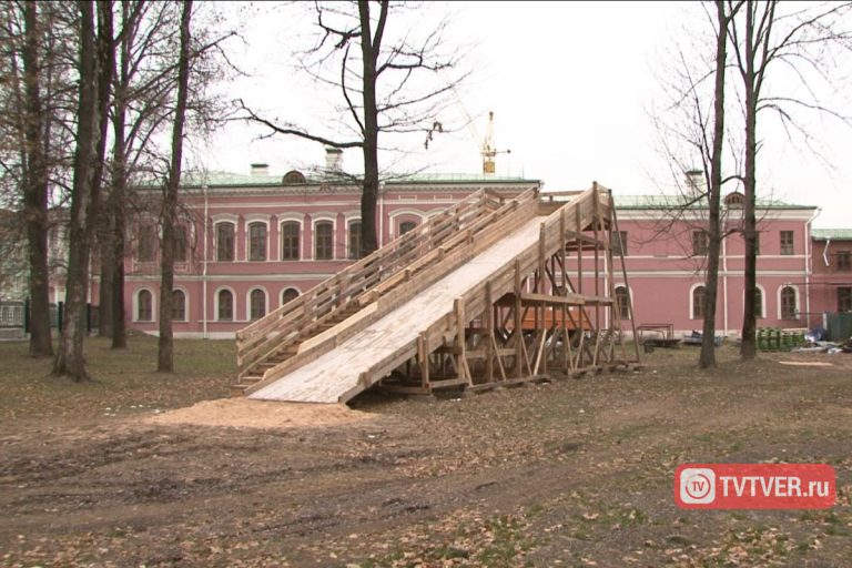 В Твери смонтировали первую новогоднюю ёлку