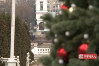 В Твери смонтировали первую новогоднюю ёлку