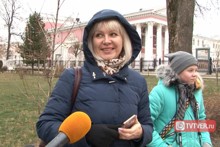 В Твери смонтировали первую новогоднюю ёлку