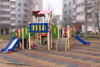 В Ржеве продолжается установка детских и спортивных площадок