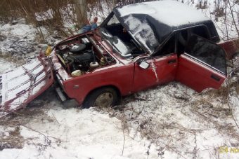 Под Бологое автомобиль вылетел в кювет и столкнулся с опорой ЛЭП - водитель погиб