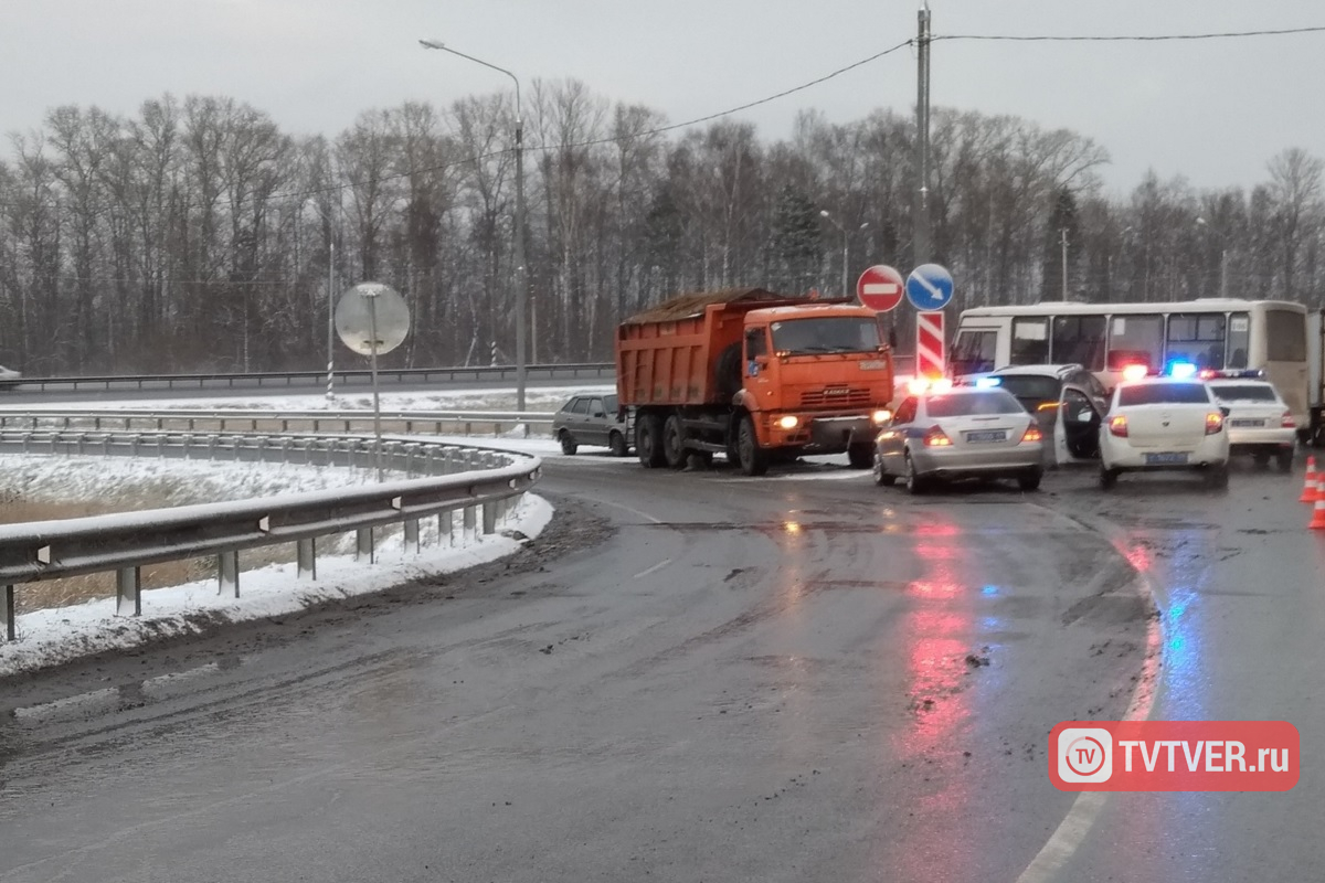 В Твери маршрутка врезалась в барьерное ограждение - пострадали два человека