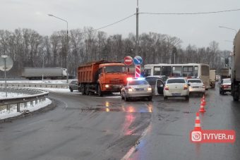 В Твери маршрутка врезалась в барьерное ограждение - пострадали два человека