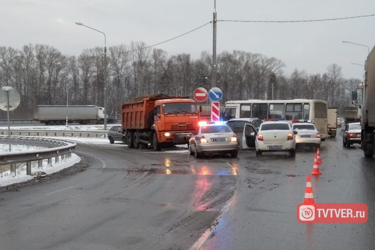 В Твери маршрутка врезалась в барьерное ограждение - пострадали два человека