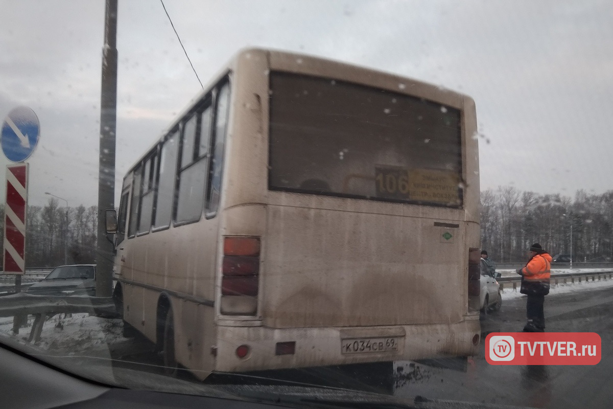 В Твери маршрутка врезалась в барьерное ограждение - пострадали два человека