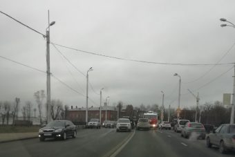 В Твери после ДТП загорелся легковой автомобиль