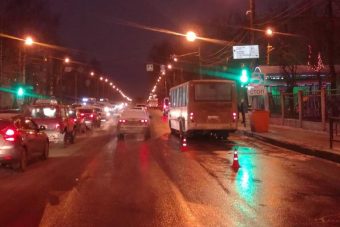 В Твери пешеход оступился и попал под колеса автобуса