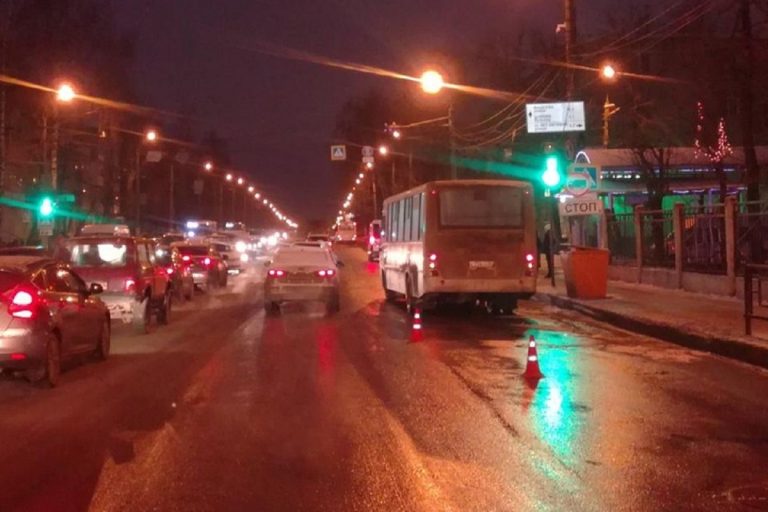 В Твери пешеход оступился и попал под колеса автобуса