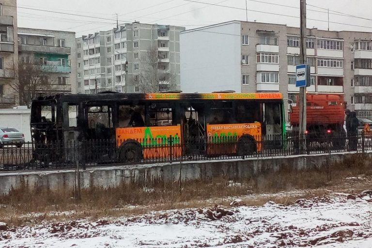 Водитель загоревшегося автобуса в Твери не смог его потушить из-за неработающих огнетушителей