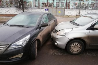 В Твери столкнулись две иномарки, пострадал пассажир