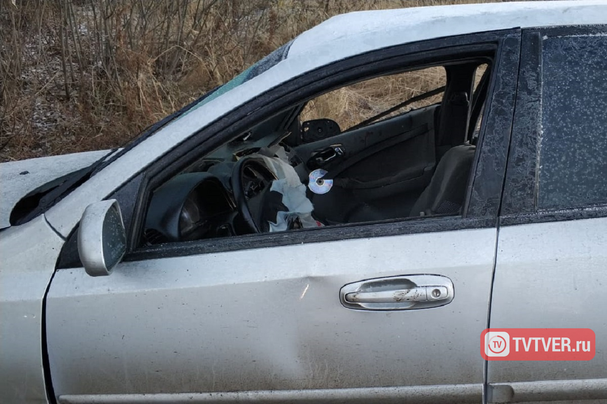 В ночной аварии в Твери пострадали три человека