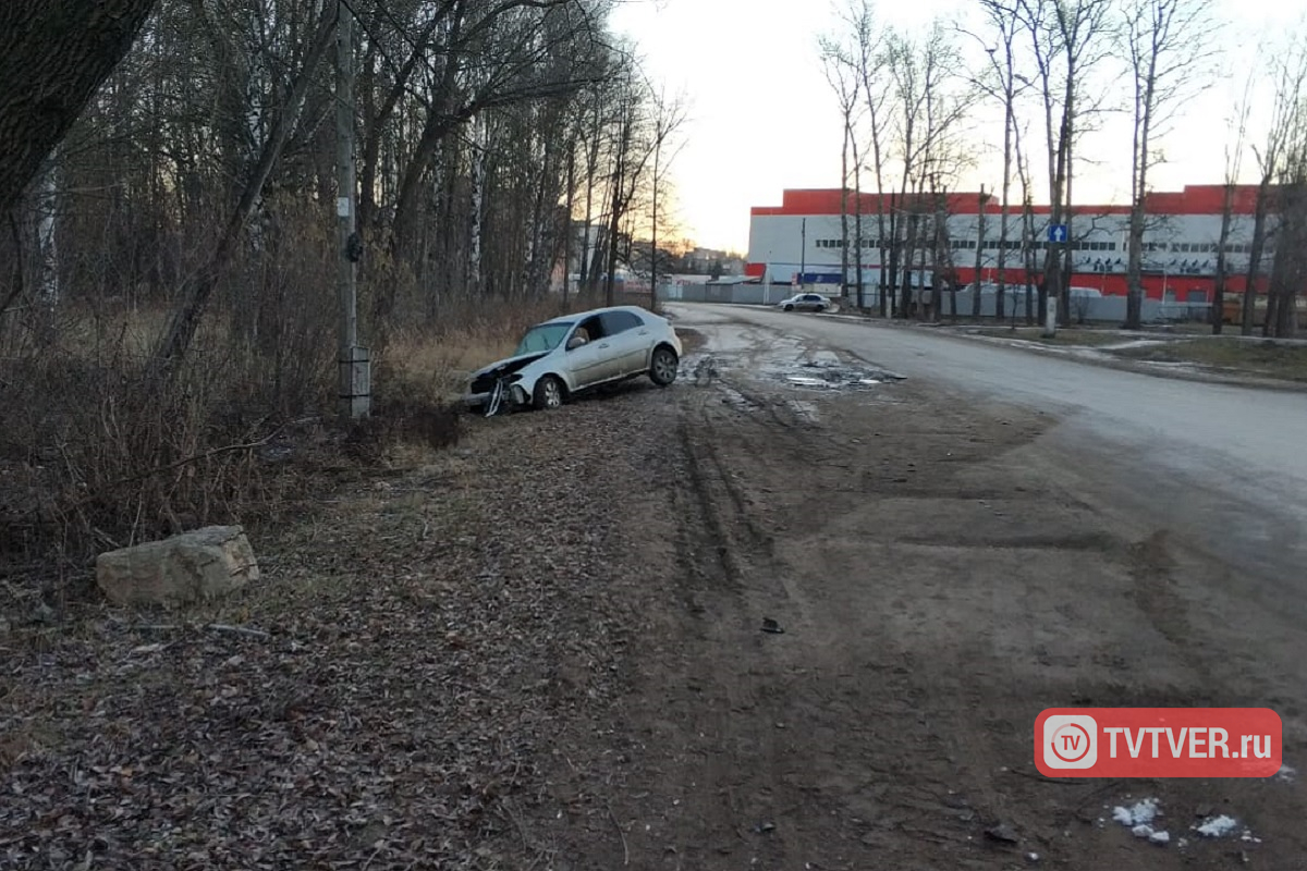 В ночной аварии в Твери пострадали три человека