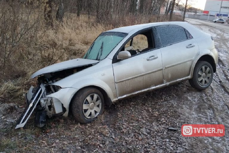 В ночной аварии в Твери пострадали три человека