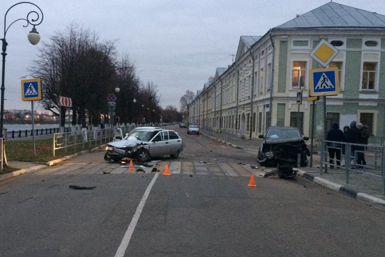 В Твери водитель ВАЗ устроил тройное ДТП и скрылся с места аварии