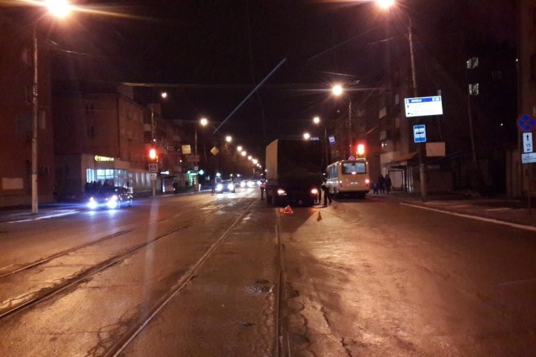 В Твери фура насмерть сбила мужчину