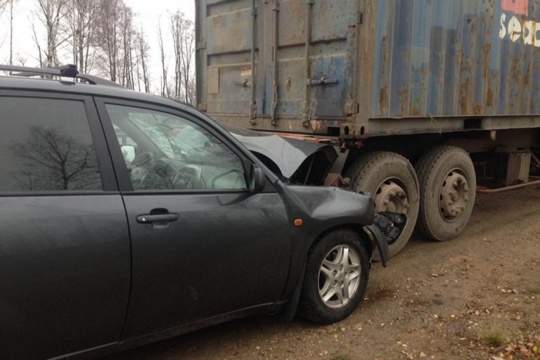 В Тверской области на трассе М-10 иномарка врезалась в грузовик